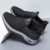 Sapatos de comércio exterior masculinos primavera e verão fino respirável malha voadora tecida sapatos masculinos elegantes com cadarço tênis de corrida esportivos leves masculinos