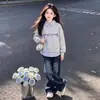 Moda Coreana Moda para Niñas Diseño de Principios de Otoño Sentido de la Personalidad Sudadera con Capucha de Retazos Rayados Solapa Conjunto Versátil de Pantalones Vaqueros Estilo Coreano