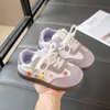 Zapatillas Dulces para Niñas Estilo 2026 Primavera/Verano Nuevos Zapatos Casuales Versátiles de Moda con Decoración Floral Zapatos de Entrenamiento Alemanes