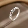 Anillo de flor para coche de trébol de cuatro hojas hueco de la suerte para mujer, sensación de alta gama, exquisito, versátil, diseño de nicho, temperamento de lujo ligero, ajustable