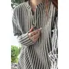 Camiseta chic com textura, decote V e mangas compridas para homens e mulheres, perfeita para primavera e outono, com um estilo casual americano e um visual sofisticado, ideal como camada base