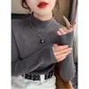Camisa básica feminina de cashmere com gola média semi-alta, novo estilo popular outono e inverno 2026, top de malha suéter com toque de alta qualidade