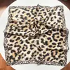 Pañuelo de seda con estampado de leopardo clásico, versátil para el verano, hecho de seda sintética, pañuelo cuadrado multipropósito para decoración de bolso, diadema y pañuelo para la cabeza