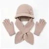 Conjunto de três peças para mãe para outono e inverno: novo chapéu de tricô floral com pelo de coelho, cachecol e luvas para aquecimento e proteção das orelhas