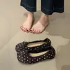 Zapatos planos retro de estilo coreano para mujer con punta dividida y corte bajo, nuevos para el otoño de 2026, slip-on tipo 'abuela' con suelas blandas y diseño de pezuña de cerdo