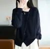 Suéter de Primavera e Outono Feminino 2025 Novo Estilo Costurado Decoração de Botão Solto Emagrecimento Top de Alta Qualidade Manga Longa Camiseta Básica