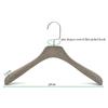 Percha de hotel de alta calidad al por mayor, percha de fresno de madera maciza con hombros anchos, percha para tienda de ropa, percha para exhibición de trajes para adultos y niños