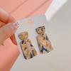 Aretes nuevos de cerámica suave geométrica con lámina de oro, moda de alto sentido del diseño, aretes para mujer, fabricantes de aretes al por mayor