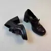 Mocassins femininos de couro em um design retrô estilo britânico, apresentando bico redondo, detalhe de laço, salto alto, salto plataforma e sola grossa.