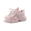 Zapatillas para niñas 2026 nuevo resorte zapatos blancos para niños dibujos animados suela blanda princesa correr estilo papá zapatos de moda