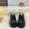 Mocasines de suela gruesa para mujer 2026 nuevo popular otoño versátil estilo británico zapatos pequeños de cuero tacón grueso negro zapatos de una sola suela para mujer