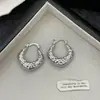 Aretes cuadrados y redondos de metal texturizado retro europeos y americanos con diseño único, aretes para mujer en un estilo de moda fresco y minimalista