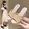 2026 Verano Transfronterizo Estilo Romano Moda Tela de Encaje Nuevas Zapatillas de Cuña con Suela Gruesa Zapatos de Mujer Negro