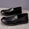 Sapatos casuais de couro são confortáveis, simples, versáteis e adequados para dirigir.. São mocassins de calçar com sola macia para homens.