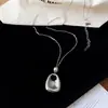 Collar colgante redondo de metal plisado estilo Ins, lujo ligero con un toque de alta gama, cadena para suéter, diseño de nicho, cadena larga para clavícula