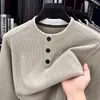 Suéter de Tricô Liso para o Inverno 2026 com Gola Redonda e Botões, Camisa Básica Versátil de Manga Longa Masculina para o Dia a Dia
