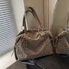Bolsa de ombro com rebites mais vendida no exterior, bolsa tote fashion de grande capacidade 2026, casual e versátil, adequada para o trabalho e o uso diário