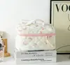 Bolsa de cosméticos acolchoada com laço branco, pequena, fresca e fofa, bolsa de armazenamento portátil para estudantes, bolsa de higiene pessoal de grande capacidade