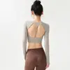 Top de yoga feminino de peça única acolchoado sem costas e de manga longa com design vazado, alças finas duplas, buracos para os polegares e recurso de secagem rápida para treinamento físico