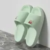 Sandalias Sencillas de Osito BEAR de una Sola Tira Verano Baño Secado Rápido Zapatillas Frescas para Hombres y Mujeres Hogar Antideslizantes Fuente