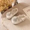 Sapatos de couro fechados estilo fada 2026 primavera/outono nova versão coreana sapatos de princesa para meninas com laço de strass para combinar com saias
