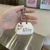 Colgante de Bolsa de Moda Tendencia Color Oscuro Metal Hello Kitty Decorativo Cuero Llavero de Bolsa Adorno