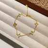 É um Novo Modelo de Pulseira de Prata Esterlina 925 com Trevo da Sorte de Quatro Folhas e Cinco Folhas, Elegante e Versátil, com Strass e Acabamento Escovado, Joias Femininas de Luxo Leve