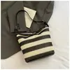 Bolso de Hombro Cruzado de Estilo Coreano de Nicho Bolso Tote Rayado Retro para Viajes Diarios para Mujeres 2025 Nuevo Verano Bolso de Paja Súper Popular