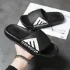 Venta especial de liquidación en pantuflas para hombre, disponibles en varios tamaños y estilos, incluyendo chanclas y sandalias de dedo, adecuadas para puestos y mercados nocturnos
