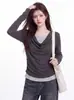 Camiseta de manga larga a rayas blancas con diseño de dos piezas simulado, con una silueta elegante y ajustada perfecta para el otoño, y adecuada para llevar sola como un top de estilo coreano