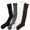 Calcetines de otoño e invierno para mujer, de nuevo estilo, a la moda y tendencia, con un diseño de inspiración francesa, confeccionados en mezcla de algodón, con estampados de letras y un dobladillo simple, estilo coreano, ligeramente ondulado