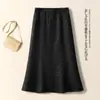 Falda Negra Brillante de Seda 2026 Otoño e Invierno Nuevo Estilo Cintura Alta Adelgazante Elegante Versátil Estilo Chanel Falda de Línea A que se Ajusta a la Cadera