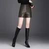 Pantalones cortos de piel sintética, nueva colección de otoño 2026, pantalones de pierna ancha holgados de moda estilo coreano de cintura alta adelgazantes para mujer, ropa exterior elegante, perfectos con botas