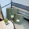 Bolsa de Tela No Tejida con Borde Cosido Color Verde Militar Bolso de Hombro Logo Personalizado Bolsa Tote para Tienda de Ropa Universal para Centros Comerciales