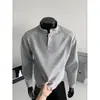 Camiseta de manga larga de diseño transfronterizo, estilo coreano de moda, de color liso, patchwork deconstruido, cuello Henley para hombre, adecuada para primavera y otoño, con corte holgado