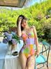 Nuevo traje de baño de una pieza de moda, estilo simple y fresco con flores huecas en colores arcoíris, traje de baño sexy de alta gama para vacaciones en la playa.