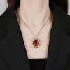 2024 nueva joyería Huabi cobre chapado en oro simulación corindón rojo cepillado vintage colgante 18*20 al por mayor