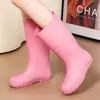 Moda Nuevas Botas de Lluvia Estilo Coreano a Media Pantorrilla para Mujer, Calentitas con Terciopelo, Impermeables, Antideslizantes, para Trabajar, Viajar, Zapatos de Agua Versátiles