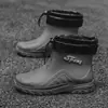 Botas de chuva curtas da moda masculinas antiderrapantes à prova d'água sapatos de borracha para cozinha piso de lavagem de carro resistentes ao desgaste botas d'água forradas com lã quentes
