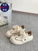 2026 Zapatos Blancos de Suela Gruesa y Plana con Punta Redonda Compra Adolescente Casual Estudiante Estilo Coreano Zapatos de Entrenamiento Alemán Primavera 2026 Mujer