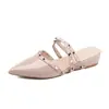 Sandálias femininas estilo francês de bico aberto 2026, calçados para uso externo, sandálias plataforma de bico fino com tachas, sapatos femininos slip-on elegantes e versáteis, modernos