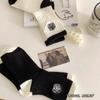 Calcetines de longitud media bordados con camelia y rosa, estilo japonés, dulces y cómodos, calcetines clásicos de rayas verticales en blanco y negro para primavera, verano, otoño e invierno