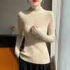 Suéter de lã tricotado em ponto simples, de cor sólida, para mulheres. Esta peça não tem costuras laterais e é adequada para usar sozinha na primavera e no outono, ou como uma peça de sobreposição sob um casaco no outono e inverno.
