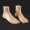 Modelo de Pé Feminino com Pés Planos Baixos, Dedos Separados, Meias, Sandálias e Chinelos para Exibição