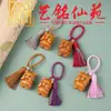 Llavero de gatito juguetón tallado en madera de azufaifo de Yiming Xianyuan, lindo colgante decorativo para mochila de pareja con borla temática de luna