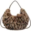 Nuevo bolso de hombro simple para mujer estilo commuter de otoño, bolso de mano de felpa de moda 2026, bolso cruzado versátil para debajo del brazo