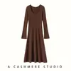 Otoño/Invierno 2026 Nuevo Jersey de Cachemira con Cuello en V y Canalé para Mujer Falda de Cola de Pez Ajustado Jersey para el Trabajo Falda Larga de Punto