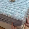 Faldón de cama acolchado con estampado de gasa de doble capa clase A, estilo pequeño y fresco, protector de colchón Simmons antideslizante totalmente cerrado, funda de faldón de cama~