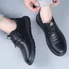 Sapatos masculinos 2025 novos tênis masculinos com cadarço sapatos casuais estilo coreano sapatos de couro da moda sapatos de pai para atividades ao ar livre e direção