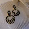 Pendientes de cuero artificial con estampado de leopardo y aguja plateada Pendientes exagerados de personalidad europea y americana Pendientes de nicho de alto nivel y temperamento Venta al por mayor